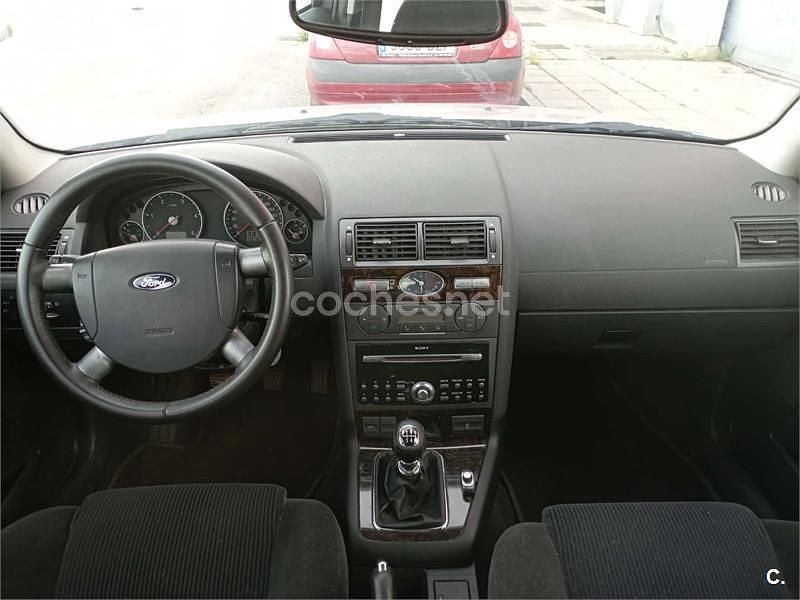 Usado Ford Mondeo Ghia 130 CV (95 kW) 2005 Beige Familiar