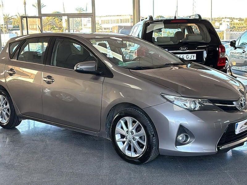 Usado Toyota Auris 132 CV (97 kW) 2015 Gris / plata Berlina