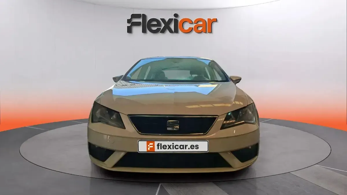 Usado Seat Leon Style 130 CV (95 kW) 2018 Blanco Berlina