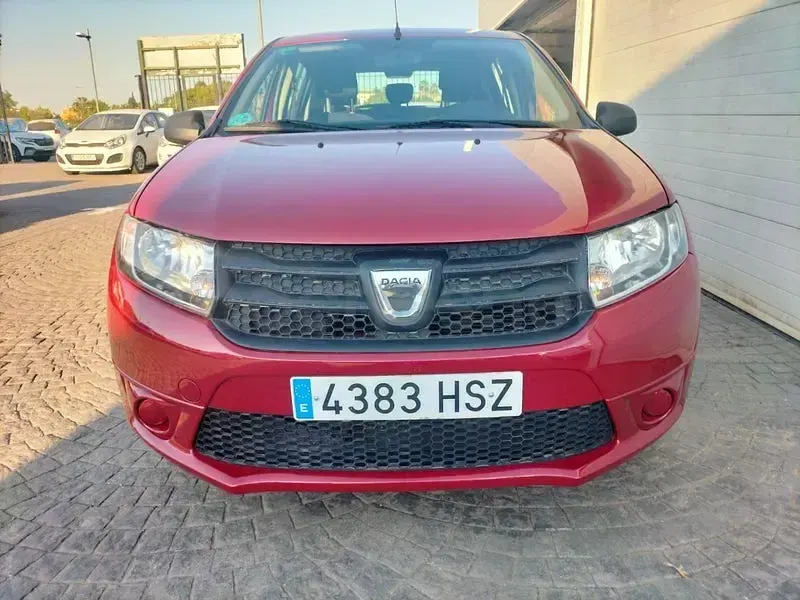 Usado Dacia Sandero Ambiance 75 CV (55 kW) 2014 Granate Berlina