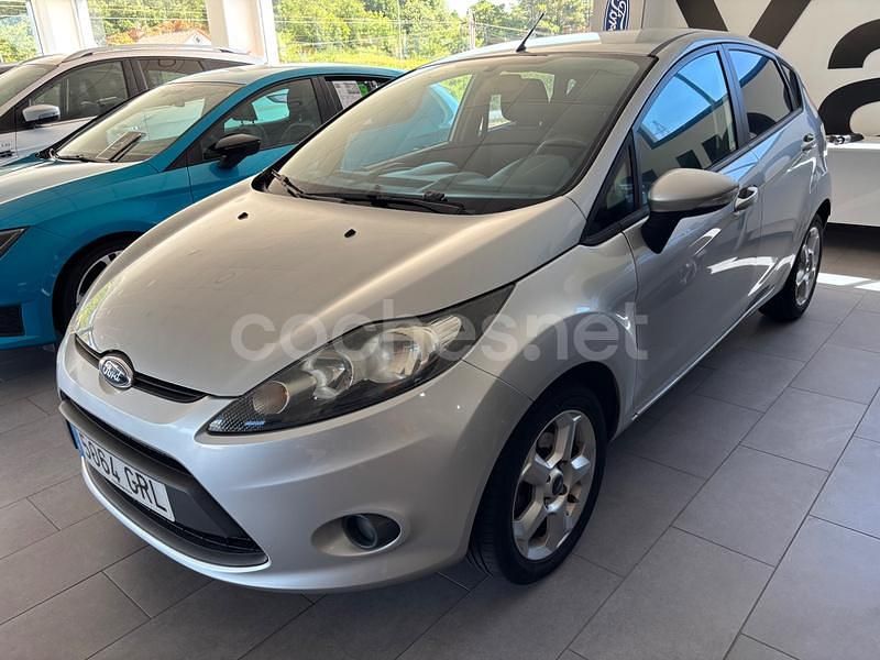Gris / plata Usado 2009 Ford Fiesta Trend Utilitario | 6999 € (Caro) - Imagen 1/4