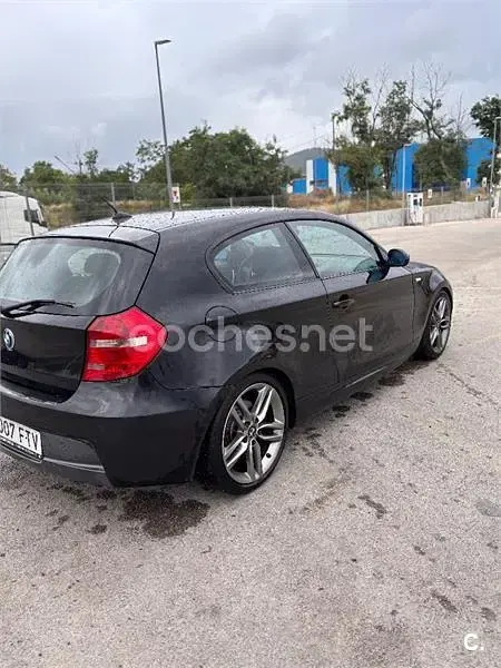 Usado BMW 118 143 CV (105 kW) 2007 Negro Utilitario
