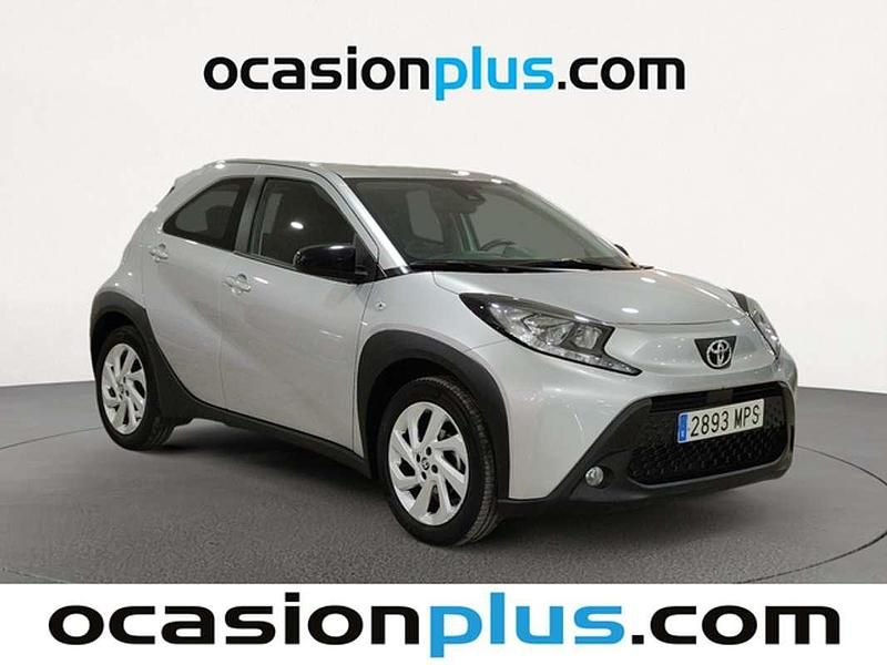 Usado Toyota Aygo Play 72 CV (52 kW) 2024 Gris Utilitario