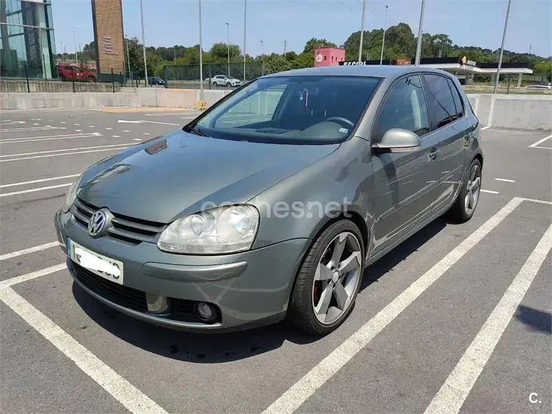 Usado VW Golf IV Trendline 105 CV (77 kW) 2005 Gris / plata Berlina
