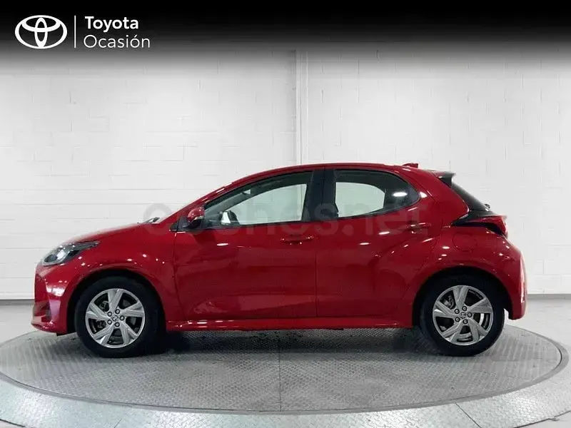 Usado Toyota Yaris Hybrid Active 116 CV (85 kW) 2025 Rojo Berlina