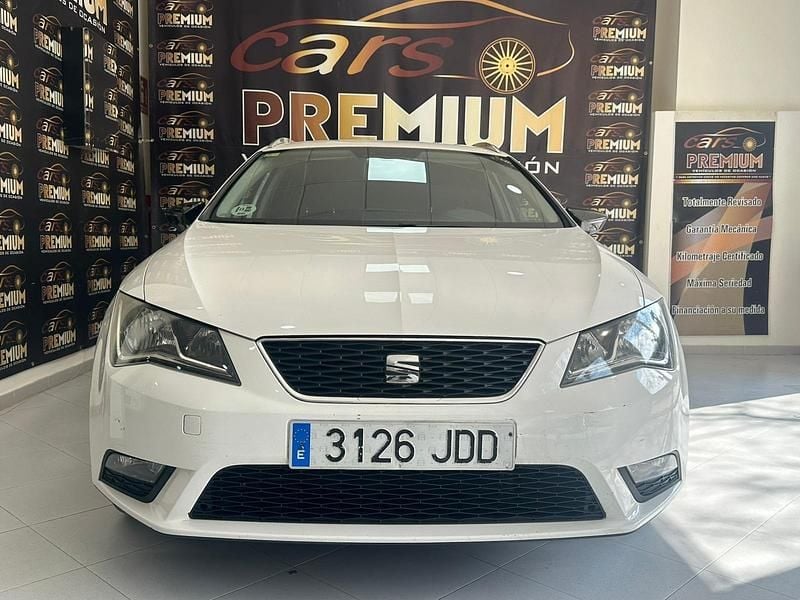 Usado Seat Leon Style 105 CV (77 kW) 2015 Blanco Familiar