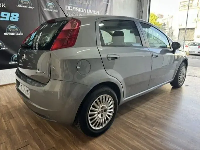 Usado Fiat Grande Punto Dynamic 75 CV (55 kW) 2009 Gris / plata Utilitario