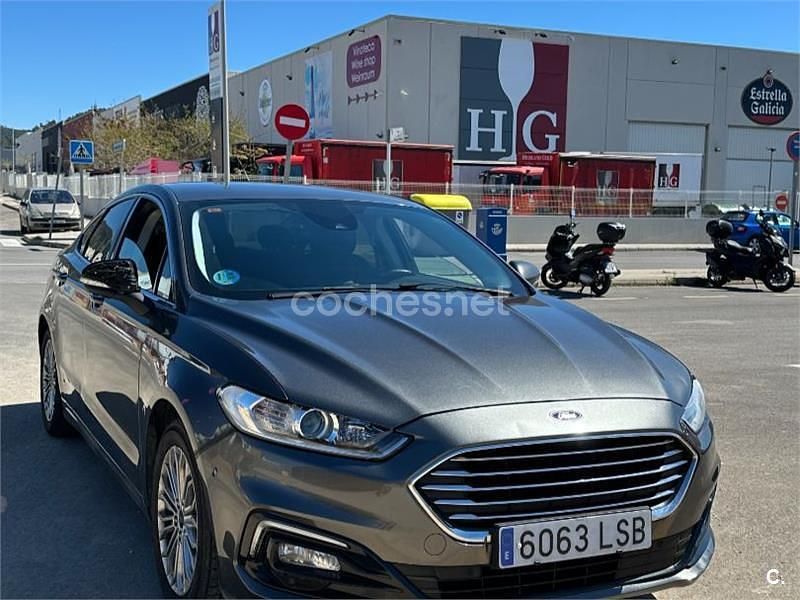 Usado Ford Mondeo Titanium 187 CV (137 kW) 2021 Gris / plata Berlina