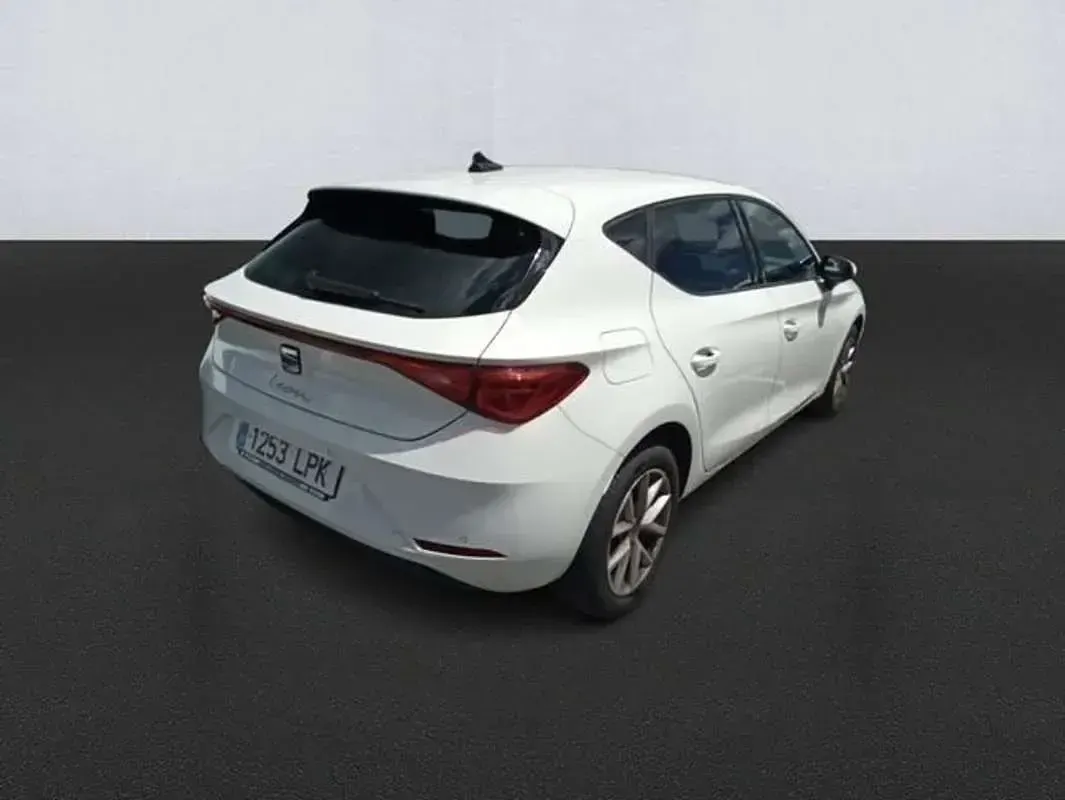 Käytetty Seat Leon Style 116 HP (85 kW) 2021 Valkoinen Viistoperä