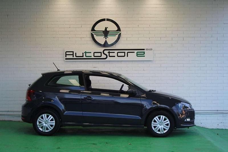 Usado VW Polo Edition 60 CV (44 kW) 2015 Gris Utilitario