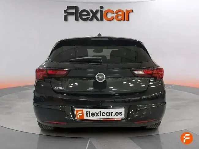 Usado Opel Astra 110 CV (80 kW) 2020 Negro