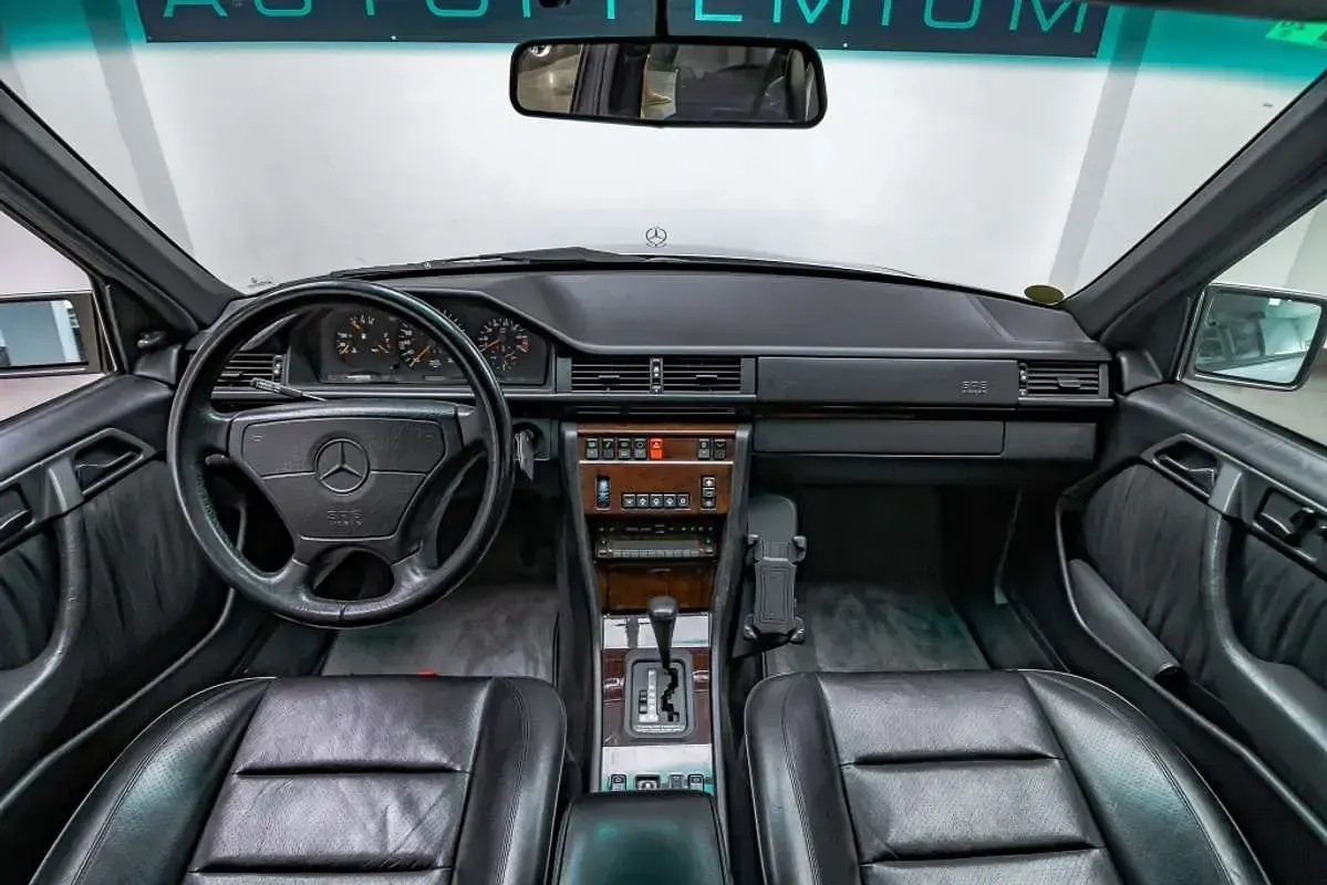 Usado Mercedes E500 320 CV (235 kW) 1992 Gris Berlina