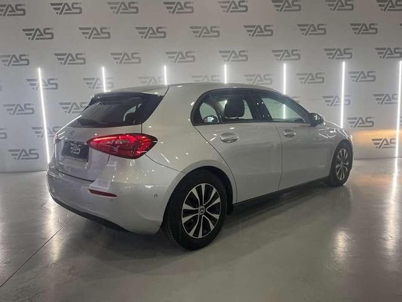 Usado Mercedes A180 116 CV (85 kW) 2020 Gris Utilitario