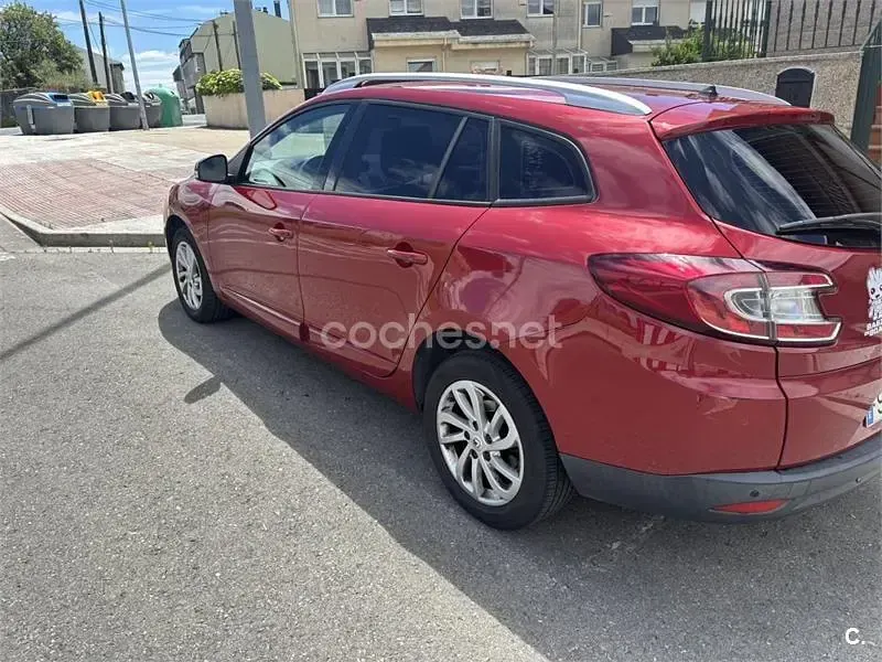 Usado Renault Mégane GrandTour Dynamique 110 CV (80 kW) 2013 Rojo Familiar