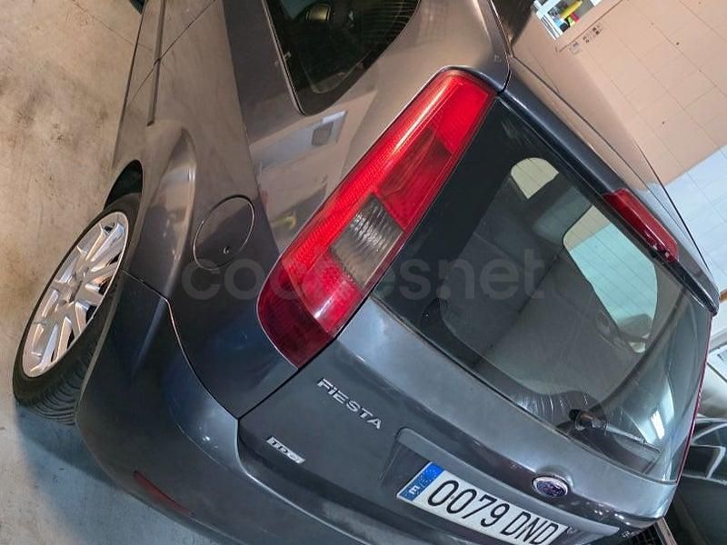 Usado Ford Fiesta Sport 90 CV (66 kW) 2005 Gris / plata Utilitario