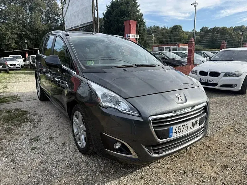 Usado Peugeot 5008 Style 120 CV (88 kW) 2016 Gris / plata Monovolumen