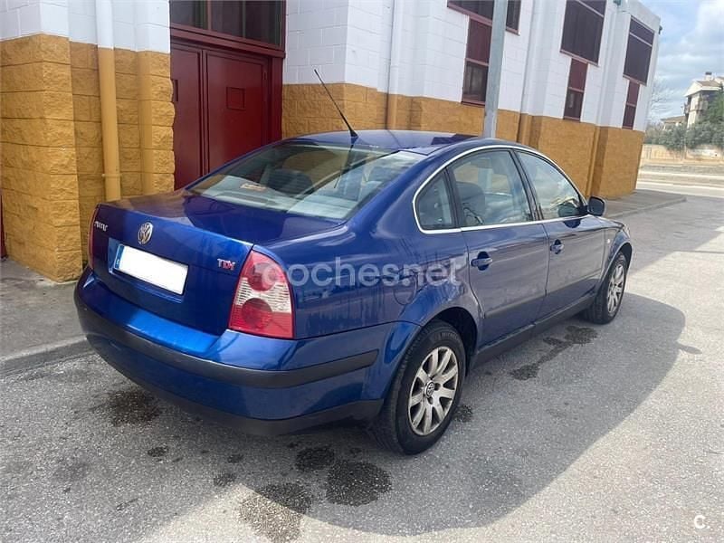 Usado VW Passat Comfortline 130 CV (95 kW) 2003 Azul Berlina