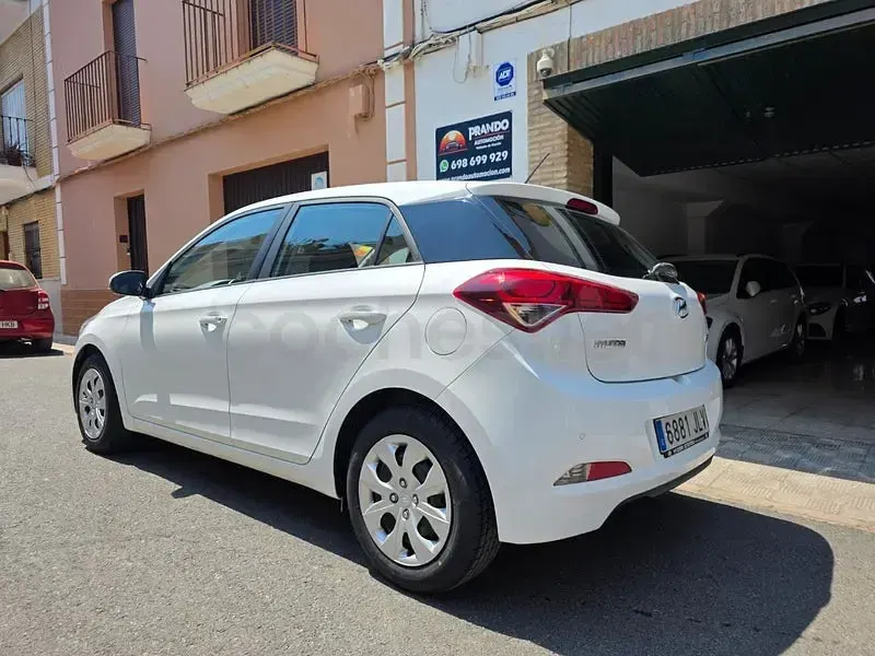 Usado Hyundai i20 84 CV (61 kW) 2016 Blanco Berlina