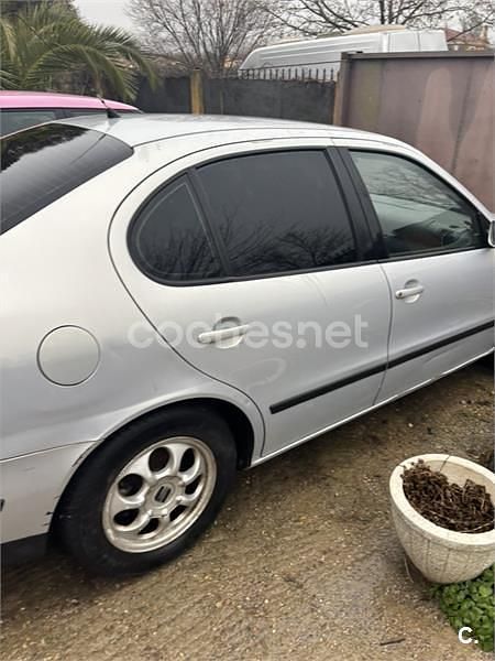 Usado Seat Toledo Stella 90 CV (66 kW) 1999 Gris / plata Berlina