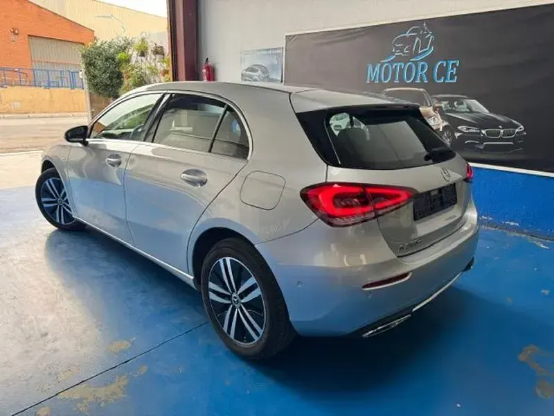 Usado Mercedes A250 218 CV (160 kW) 2023 Gris / plata Berlina