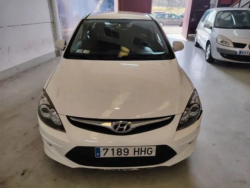 Usado Hyundai i30 Classic 109 CV (80 kW) 2011 Blanco Berlina
