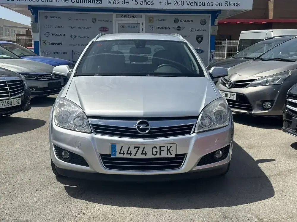 Usado Opel Astra Enjoy 120 CV (88 kW) 2008 Plata metalico Utilitario