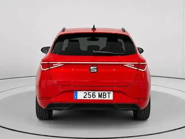 Usado Seat Leon Style 150 CV (110 kW) 2022 Rojo Familiar