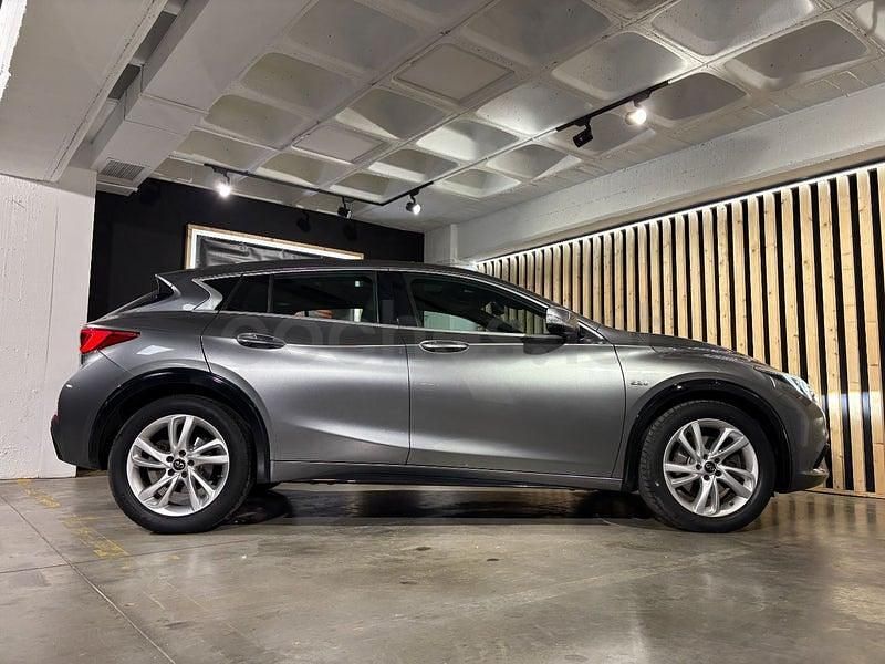 Usado Infiniti Q30 Premium 170 CV (125 kW) 2018 Gris / plata Berlina