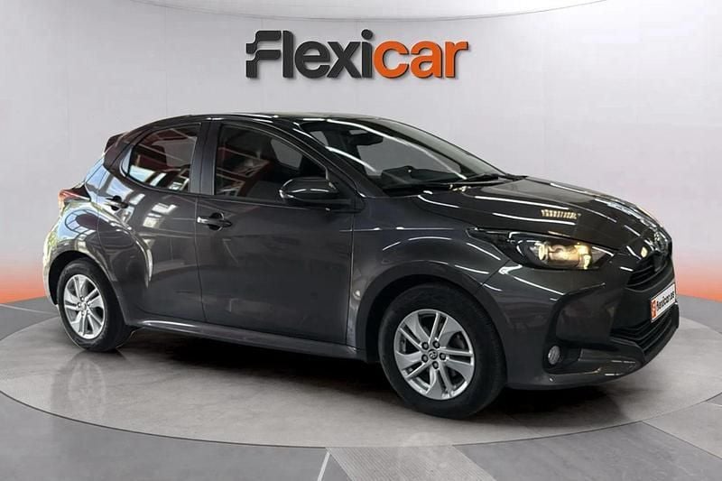 Gris Usado 2024 Toyota Yaris Edition Berlina | 15.690 € (Super precio) - Imagen 1/4