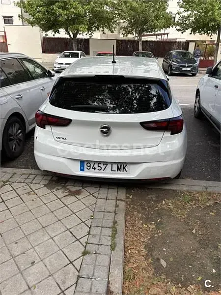 Usado Opel Astra 110 CV (80 kW) 2021 Blanco Berlina