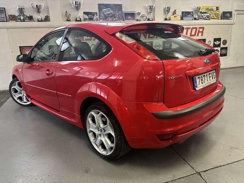 Usado Ford Focus Sport 116 CV (85 kW) 2007 Rojo Utilitario