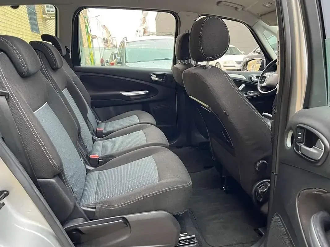 Usado Ford Galaxy Trend 140 CV (102 kW) 2013 Gris Monovolumen