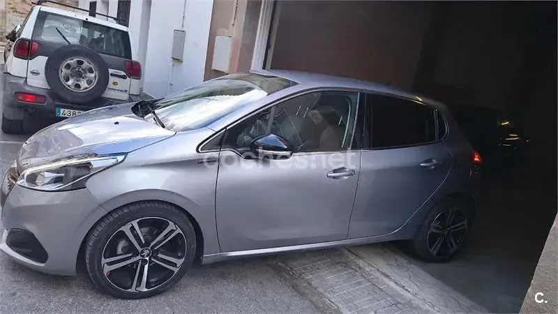 Usado Peugeot 208 GT-line 110 CV (80 kW) 2019 Gris / plata Utilitario