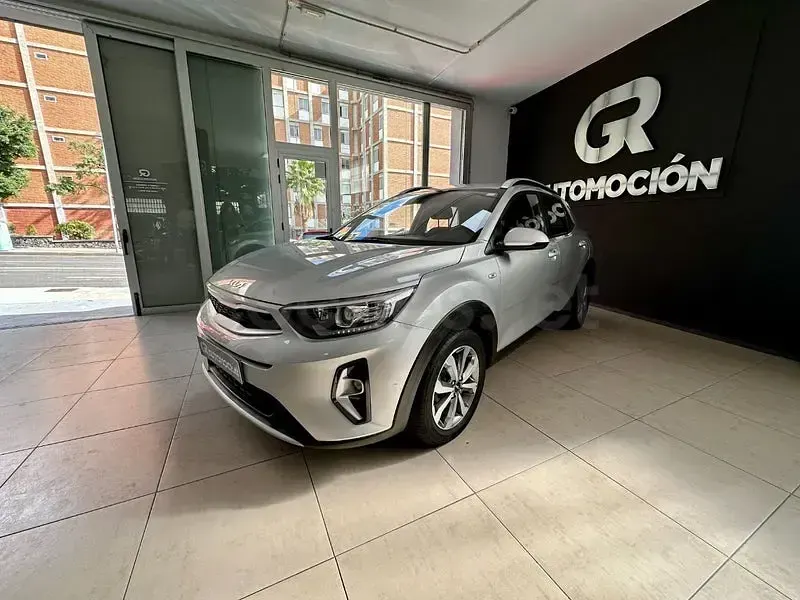 Usado Kia Stonic 100 CV (73 kW) 2024 Gris / plata SUV
