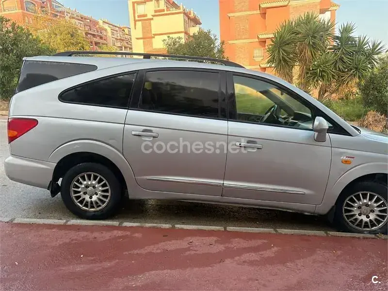 Usado SsangYong Rodius Limited 165 CV (121 kW) 2009 Gris / plata Monovolumen