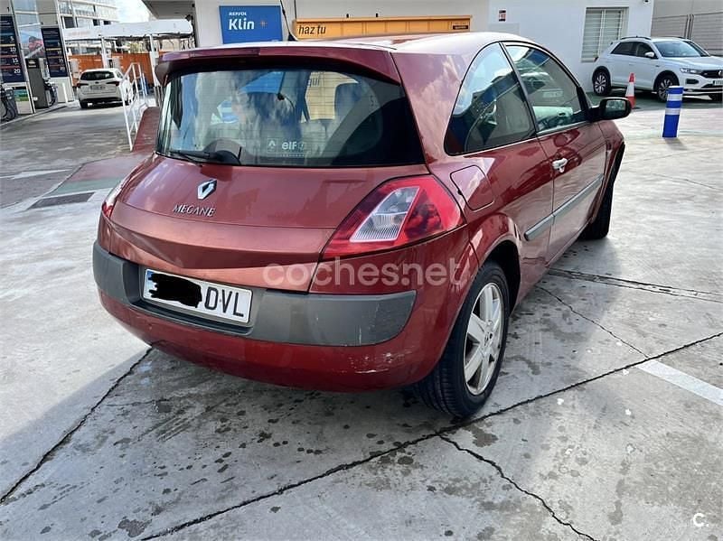 Usado Renault Mégane II Dynamique 98 CV (72 kW) 2006 Rojo Berlina