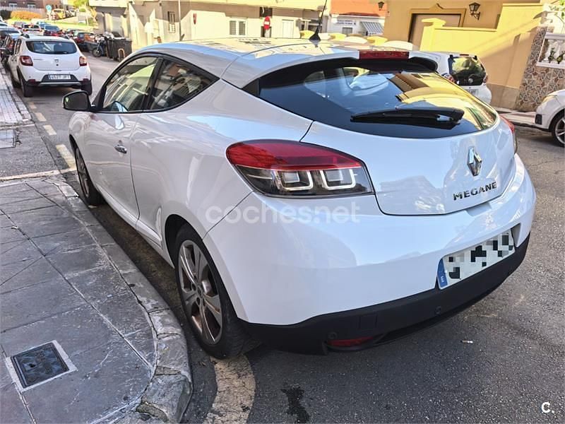 Usado Renault Mégane Dynamique 110 CV (80 kW) 2011 Blanco Berlina