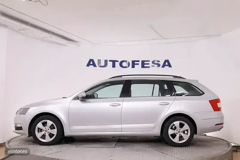Usado Skoda Octavia Ambition 130 CV (95 kW) 2020 Plateado Familiar