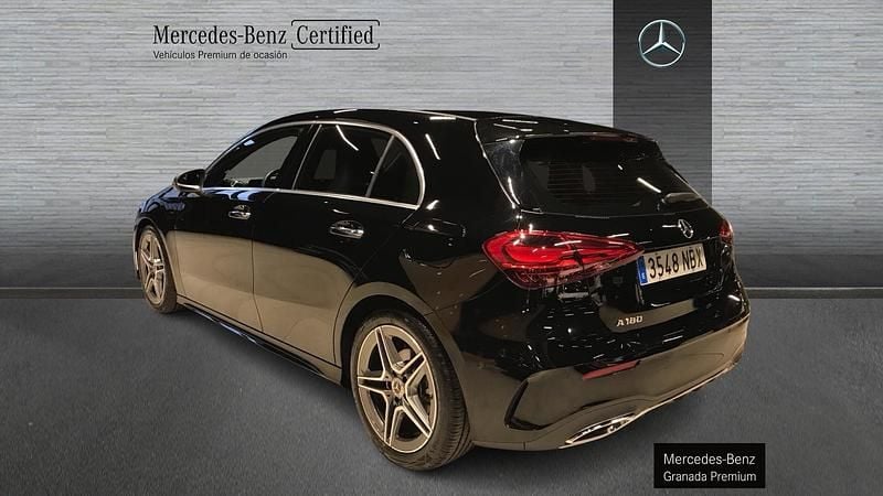 Usado Mercedes A180 AMG line 136 CV (100 kW) 2025 Negro noche Berlina