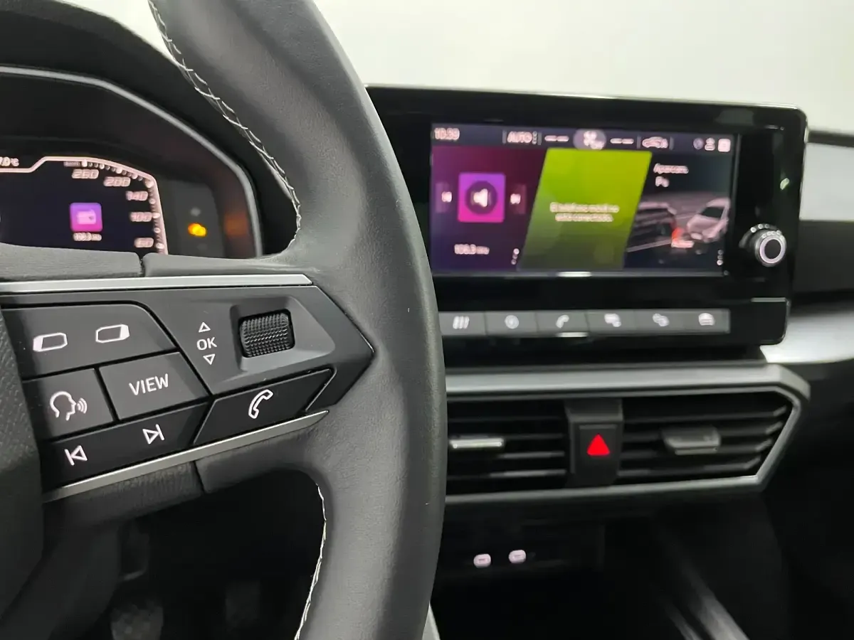 Usado Seat Leon Style 110 CV (80 kW) 2024 Blanco