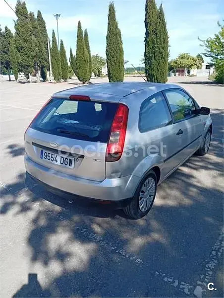 Usado Ford Fiesta 68 CV (50 kW) 2005 Gris / plata Utilitario