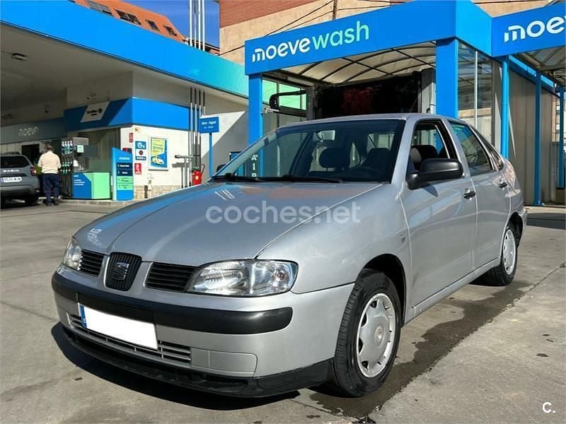 Usado Seat Cordoba 75 CV (55 kW) 2002 Gris / plata Berlina