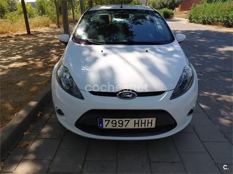 Usado Ford Fiesta Trend 70 CV (51 kW) 2012 Blanco Berlina