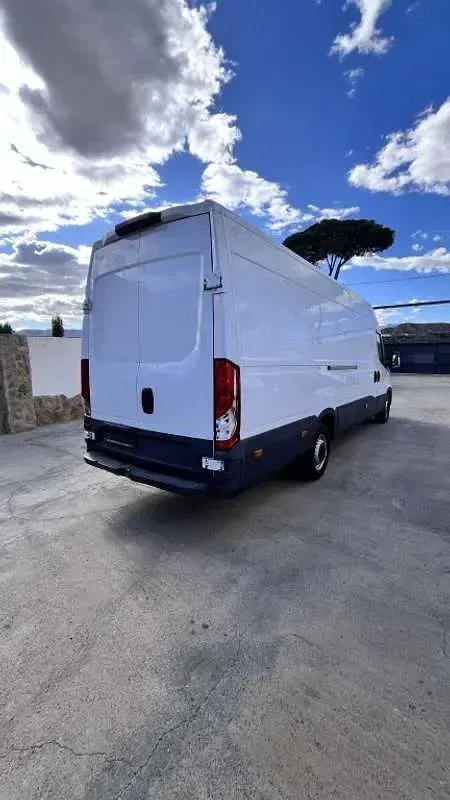 Usado Iveco Daily 170 CV (125 kW) 2018 Blanco Van