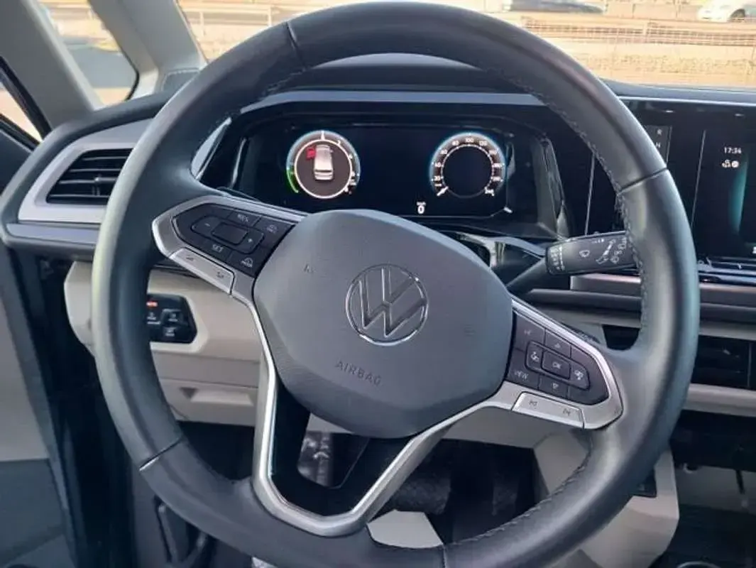 Usado VW Multivan 245 CV (180 kW) 2025 Plateado Monovolumen
