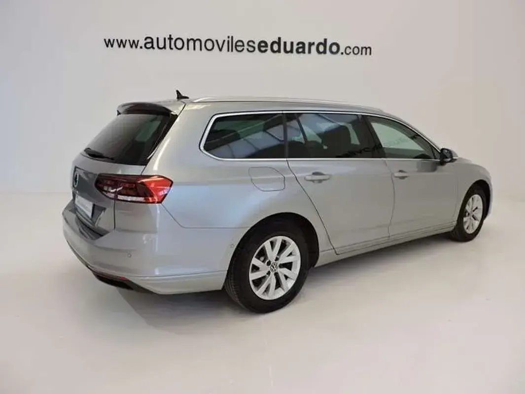 Usado VW Passat Business 122 CV (89 kW) 2022 Plateado Familiar