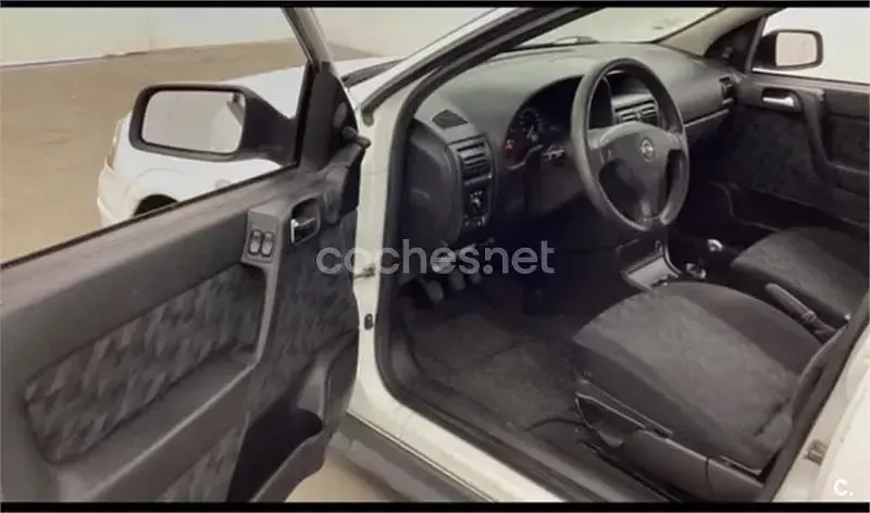 Usado Opel Astra Club 75 CV (55 kW) 2001 Blanco Berlina