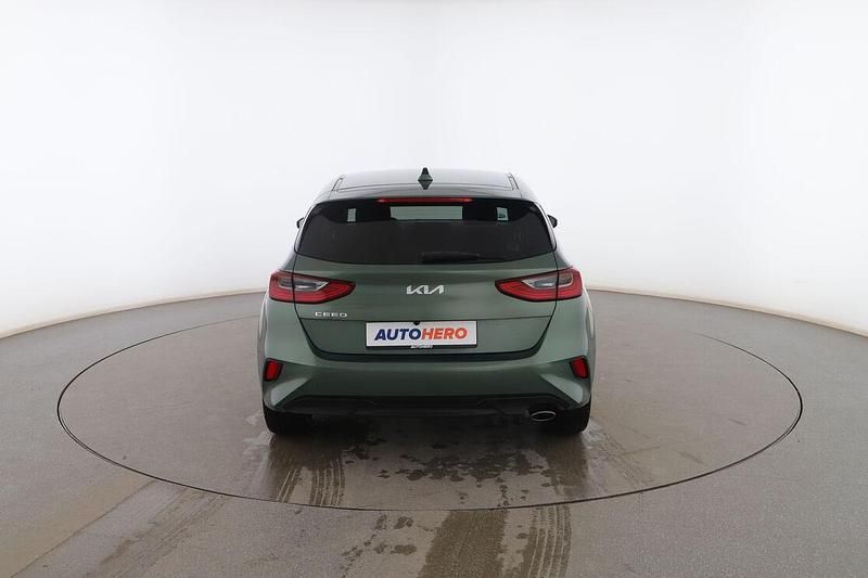Usado Kia Ceed 101 CV (74 kW) 2022 Verde Utilitario