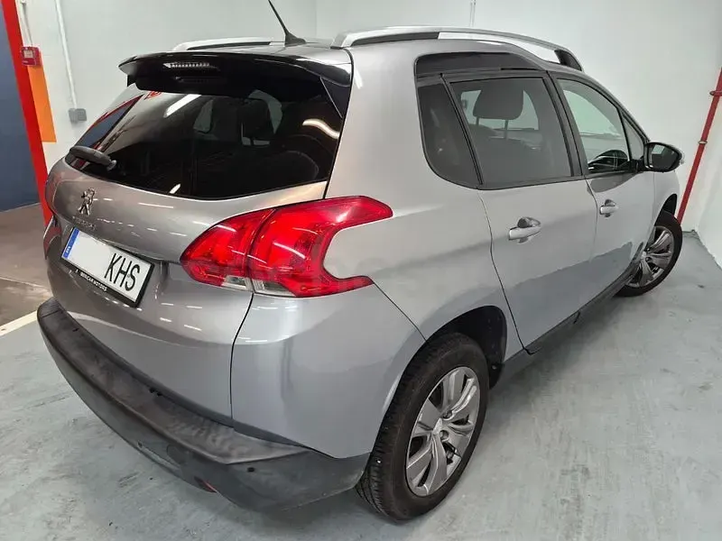 Usado Peugeot 2008 Style 100 CV (73 kW) 2018 Gris / plata SUV
