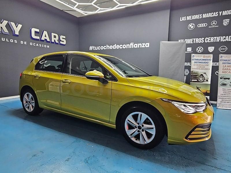 Usado VW Golf VIII Life 130 CV (95 kW) 2021 Amarillo Berlina
